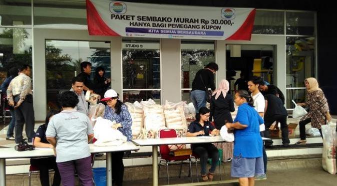 Indosiar Bagi-bagi 500 Paket Sembako Murah Rp 30 Ribu. (via: liputan6.com)