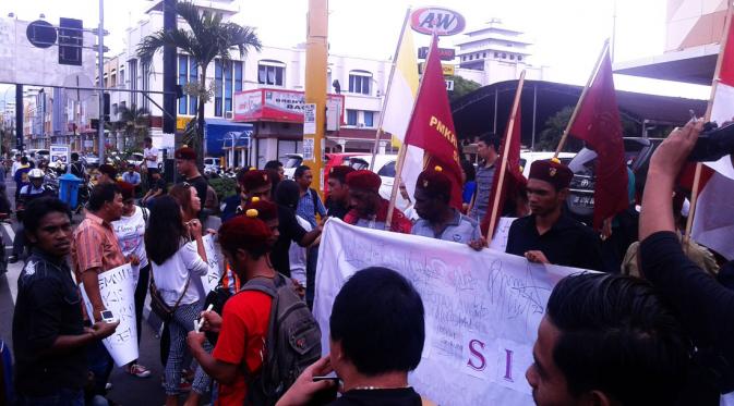 Demonstrasi mahasiswa menuntut penuntasan kasus dugaan kejahatan seksual terhadap gadis Manado oleh Polda Sulut. (Liputan6.com/Yoseph Ikanubun)