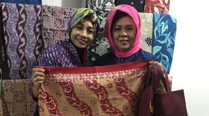 Suswahyuni (kiri) bersama Sekda Gorontalo  Winarni Dien Monoarfa menunjukkan lembaran Batik Hijaiyyah (Liputan6.com / Edhie Prayitno Ige)
