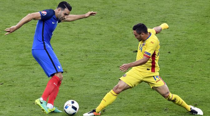 Bek Prancis, Adil Rami, berusaha melewati penyerang Rumania, Florin Andone, pada laga Grup A Piala Eropa 2016. Pada laga pembuka itu Prancis lebih menguasai jalannya pertandingan dengan penguasaan bola 53 persen. (AFP/Miguel Medina)