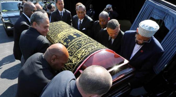  Peti jenazah Muhammad Ali diusung menuju mobil sebelum dibawa ke peristirahatan terakhirnya di Cave Hill Cemetery di Louisville, Kentucky, AS, Jumat (10/6/2016). (Reuters/Michael Clevenger)