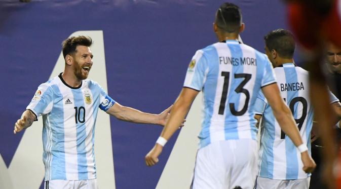 Lionel Messi melakukan selebrasi usai mencetak gol kegawang Panama pada Copa America Centenario grup D di Chicago, Amerika Srikat, (11/6). pada pertandinga ini Messi mencetak tiga dan mengantarkan Argentina menang 5-0. (Mike DiNovo-USA TODAY Sports)