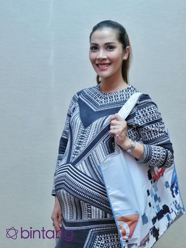 Nadia Mulya tetap beraktifitas meski hamil besar. (Adrian Putra/Bintang.com)
