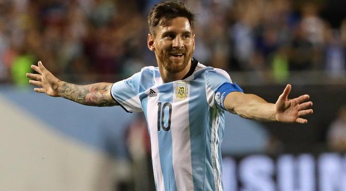Lionel Messi melakukan selebrasi setelah mencetak gol ke gawang Panama, Sabtu (11/6/2016). (AFP)