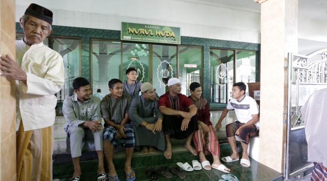 Herrie Setiawan dan Pemain Persib Bandung melakukan salat berjamaah di Masjid Nurul Huda, Sidoardjo, Jawa Timur, Sabtu (11/6/2016). (Bola.com/Nicklas Hanoatubun)
