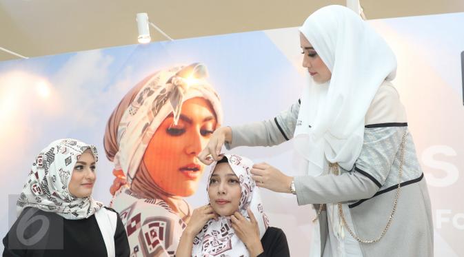 Artis dan designer Zaskia Sungkar melakukan tutorial hijab pada saat acara Deyn Festive Raya di kawasan sudirman, Jakarta, Sabtu (11/06/2016).  Deyn mengeluarkan koleksi spesial bertajuk 