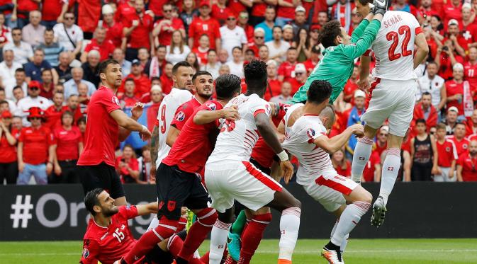 Pemain tim nasional Swiss, Fabian Schaer, saat melepaskan sundulan yang berujung gol ke gawang Albania, pada pertandingan Grup A Piala Eropa 2016, di Stadion Bollaert-Delelis, Sabtu (11/6/2016).