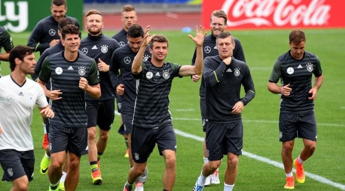 Para pemain tim nasional Jerman saat menjalani sesi latihan menjelang Piala Eropa, di Evian-les-Bains, Kamis (9/10/2016). (AFP/Patrik Stollarz).