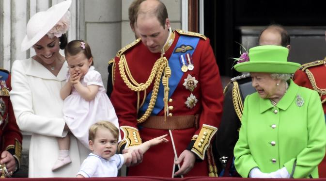 Ulang tahun ke-90 Ratu Inggris Elizabeth II dihadiri keluarga kerajaan, termasuk pangeran dan putri cilik (Reuters)