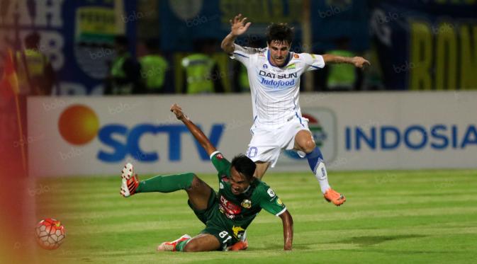 Robertino Pugliara dihadang pemain Bhayangkara Surabaya United, Muhamad Hargianto pada laga Torabika SC 2016 di Stadion Gelora Delta Sidoarjo, Jawa Timur, Sabtu (11/6/2016). (Bola.com/Nicklas Hanoatubun)