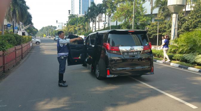 Mobil anggota DPR menerobos jalur Car Free Day. (Liputan6.com/Nanda Perdana Putra)