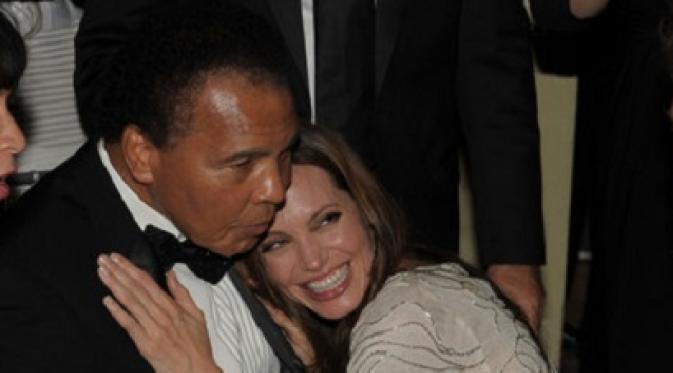 Muhammad Ali dan Angelina Jolie (via. Zimbio)