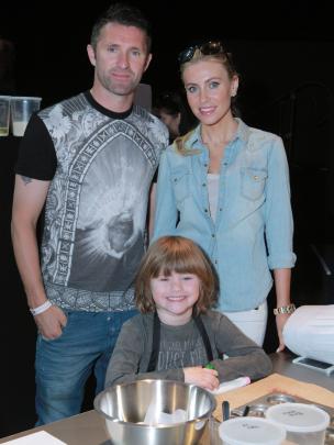 Ekspresi bahagia Robbie Keane bersama istri dan putranya. (AFP)