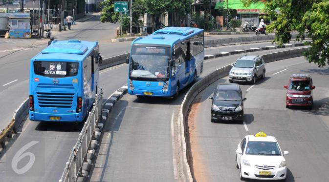 Pemprov DKI Jakarta akan melakukan sterilisasi jalur Transjakarta mulai Senin nanti (13/6) dan hanya membolehkan masuk 3 jenis kendaraan yaitu Ambulans, Pemadam Kebakaran dan Mobil plat RI. (Liputan6.com/Helmi Afandi)