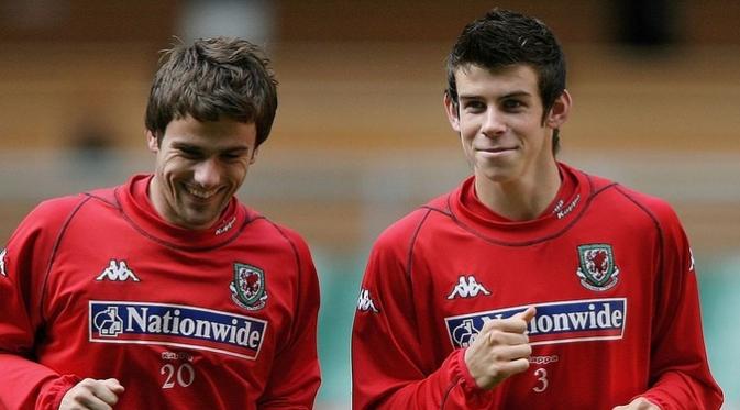 Gareth Bale (kanan) berlatih bersama rekannya di Millenium Stadium, 9 Oktober 2006. (ESPN)