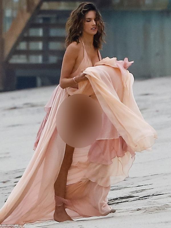 Alessandra Ambrosio bersikap tenang saat gaunnya tersibak angin dan memperlihatkan bagian miss V-nya yang mengenakan celana dalam berwarna merah muda. Sumber : dailymail.co.uk.