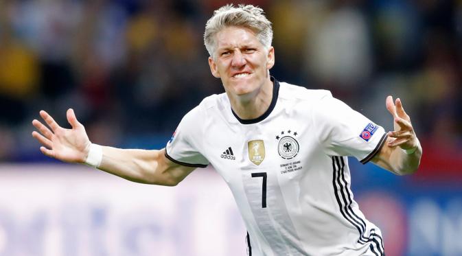 Gelandang Jerman, Bastian Schweinsteiger melakukan selebrasi usai mencetak gol kegawang Ukraina di  kualifkasi grup C Piala Eropa 2016 di stadion Stade Pierre-Mauroy, Perancis, (12/6). Jerman menang atas Ukraina dengan skor 2-0. (REUTERS/Carl Recine)
