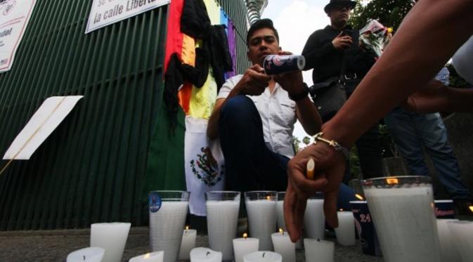 Warga Guadalajara, Mexico memberi penghormatan terakhir pada korban penembakan massal di Orlando. (Hector Guerrero/ AFP/Getty Images)