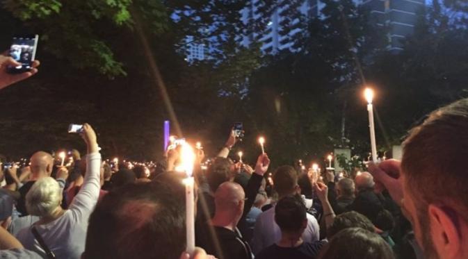 Warga Toronto memberi penghormatan terakhir pada korban penembakan massal di Orlando. (Lauren Strapagiel/BuzzFeed)