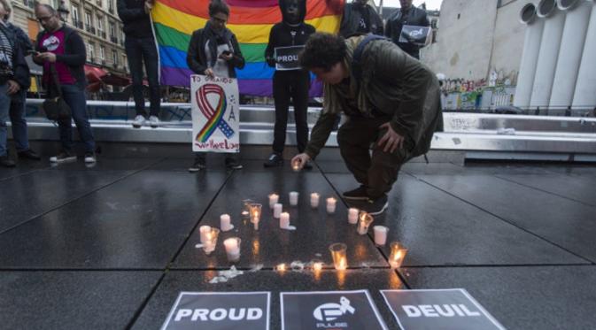 Warga Paris memberi penghormatan terakhir pada korban penembakan massal di Orlando. (Geoffroy Van Der Hasselt/AFP/Getty Images)