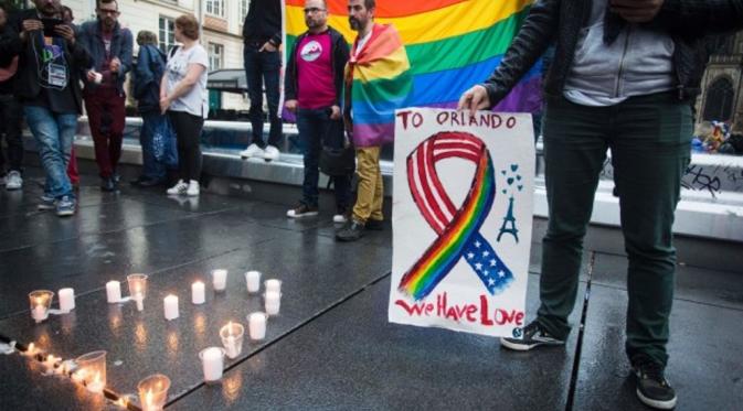 Warga Paris memberi penghormatan terakhir pada korban penembakan massal di Orlando, Florida, USA. (Geoffroy Van Der Hasselt/AFP/Getty Images)
