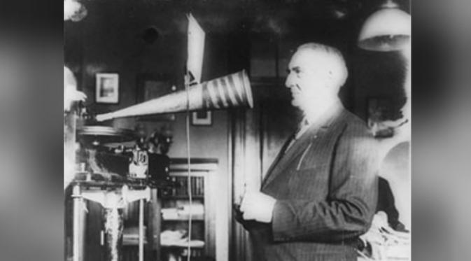 Warren G Harding ketika merekam suaranya menggunakan fonograf (Public Domain)