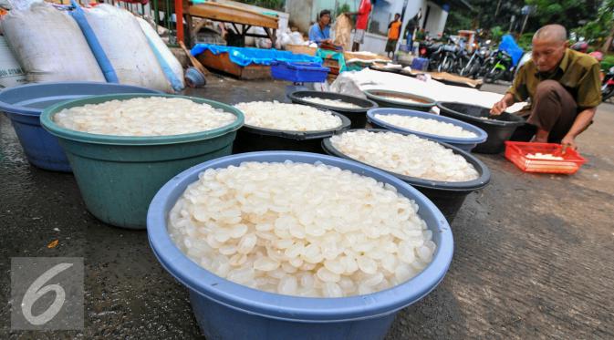 Selama bulan Ramadan, Pasar Kramat Jati kebanjiran stok kolang-kaling untuk memenuhi permintaan pembeli, Jakarta, Senin (13/6/2016). (Liputan6.com/Yoppy Renato)