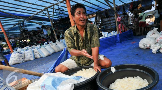 Pedagang menata kolang-kaling yang akan dijual di Pasar Induk, Kramat Jati, Jakarta, Senin (13/6/2016). (Liputan6.com/Yoppy Renato)