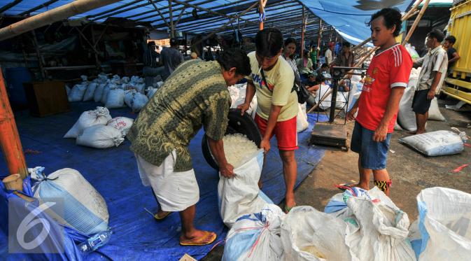 Pedagang mempersiapkan kolang-kaling yang akan dijual di Pasar Induk, Kramat Jati, Jakarta, Senin (13/6/2016). (Liputan6.com/Yoppy Renato)