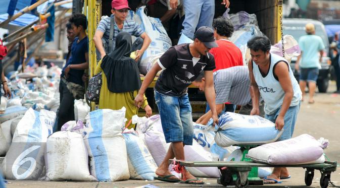 Sejumlah pedagang menurunkan karung berisi kolang-kaling dari truk pengangkut di Pasar Induk, Kramat Jati, Jakarta, Senin (13/6/2016). (Liputan6.com/Yoppy Renato)
