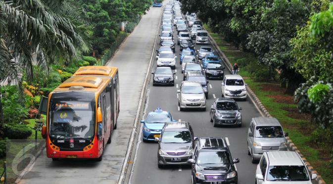 Sanksi denda sebesar Rp 500 ribu penerobos busway di Jakarta mulai berlaku. Sementara Dewie Yasin Limpo divonis hukuman enam tahun penjara.