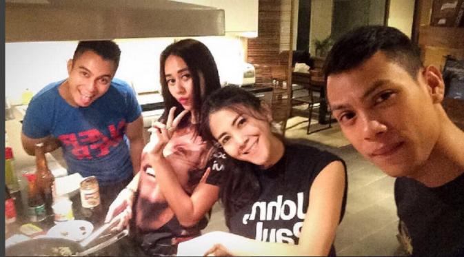 Aura Kasih sewaktu sahur di rumah Baim Wong (Source: Instagram)