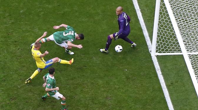 Gol penyeimbang Swedia didapat lewat bunuh diri bek Republik Irlandia, Ciaran Clark. (REUTERS/John Sibley Livepic)