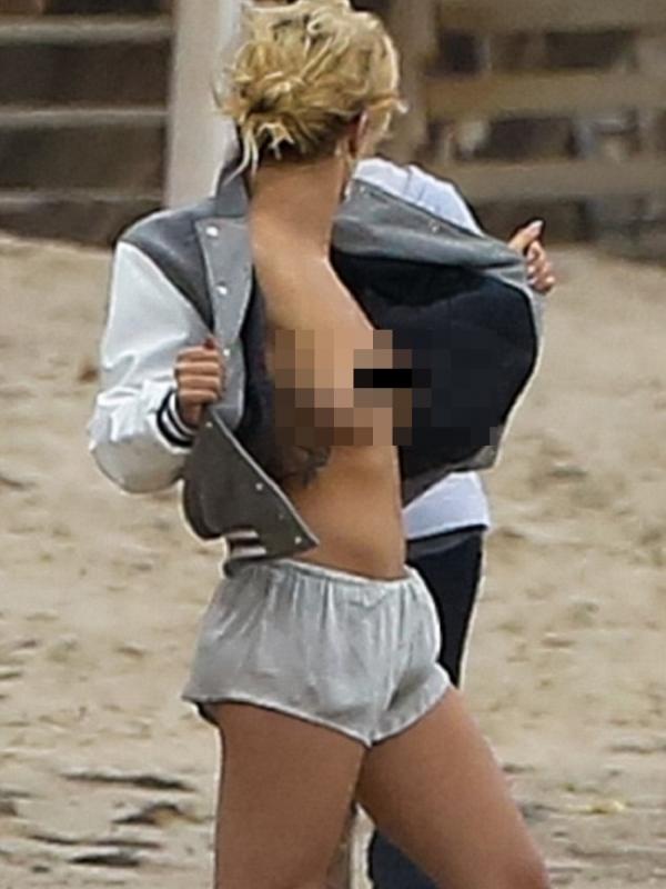 Rita Ora saat pemotretan di pantai Malibu. (via. Dailymail)