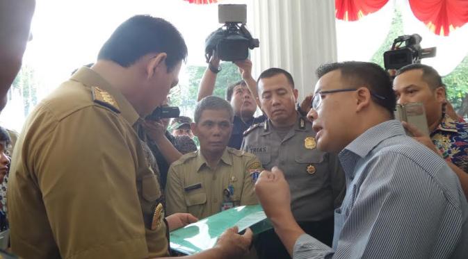 Gubernur Ahok menemui warga yang sudah menunggunya di Balai Kota Jakarta. (Liputan6.com/Delvira Hutabarat)