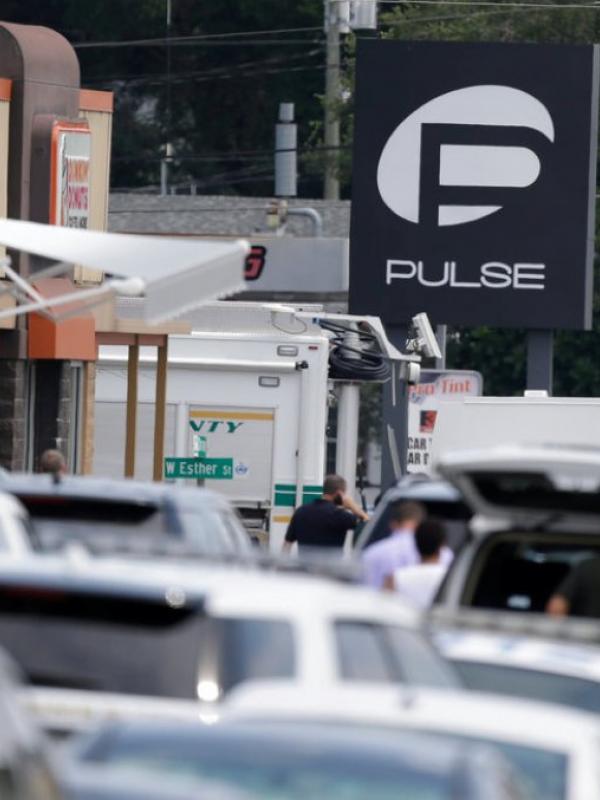 Mobil polisi memenuhi jalanan di depan klub malam Pulse setelah tragedi penembakan pada Minggu pagi. Sumber : huffingtonpost.com