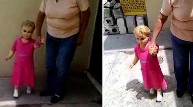 Video berdurasi 45 detik itu menunjukkan sosok sebuah boneka mengenakkan baju merah muda dan rambut pirang dikepang dua berjajalan sendiri (Mirror.co.uk).