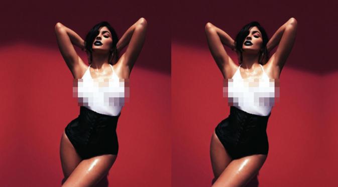 Kylie Jenner pamer payudara saat mempromosikan produk lipstiknya. (Instagram)