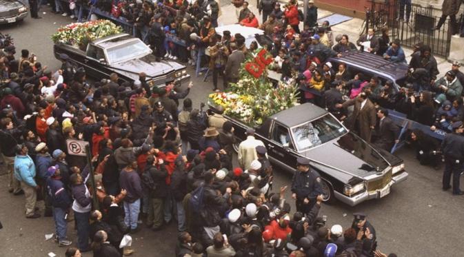 Suasana pemakaman Notorious B.I.G. yang dipadati penggemarnya untuk memberikan penghormatan terakhir (Todd Maisel/NY Daily TImes)