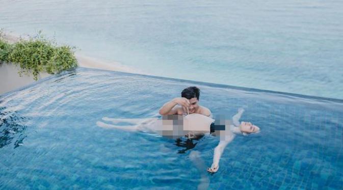 Chelsea Olivia ajak sang suami dan anak berenang. (Instagram)