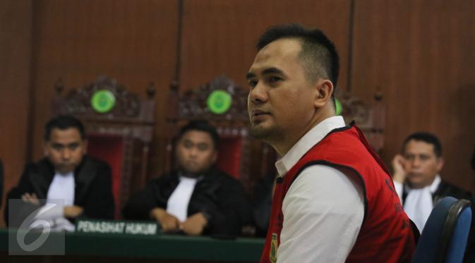 Saipul Jamil dalam persidangan di Pengadilan Negeri Jakarta Utara. [Foto: Herman Zakharia/Liputan6.com]