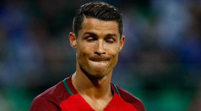 Gelandang Portugal, Cristiano Ronaldo terlihat sedih usai pertandingan melawan Islandia di Grup F Euro 2016 di Stade Geoffroy-Guichard, Prancis, Selasa (14/6). Islandia berhasil tahan imbang Portugal 1-1. (REUTERS/Jason Cairnduff)