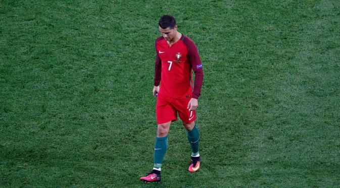 Cristiano Ronaldo tertunduk lesu usai laga lawan Islandia. Dia gagal membawa Portugal menang. (REUTERS/Jason Cairnduff)