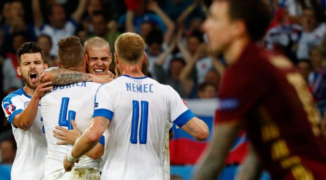 Pemain Slovakia merayakan kemenangan usai pluit panjang berbunyi di Stade Pierre-Mauroy, Prancis (15/6). Slovakia berhasil menang tipis 2-1 dalam laga lanjutan Piala Eropa 2016 Grup B kontra Rusia. (Reuters/ Christian Hartmann).