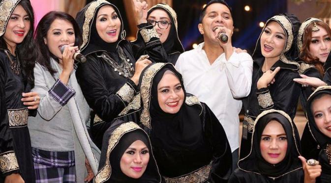 Putty Noor bersama rekan-rekan artis seperti Fatur, Rizky Febian, Hedi Yunus menggelar acara buka puasa bersama anak yatim. [Foto: Instagram Putty Noor]