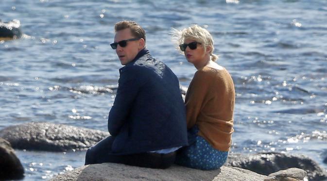 Hanya dua minggu setelah putus dari Calvin Harris, Taylor Swift tertangkap kamera sedang berciuman mesra dengan Tom Hiddleston.