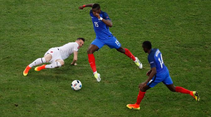 Gelandang Prancis, Paul Pogba berusaha membawa bola melewati pemain Albania pada pertandingan Grup A Piala Eropa 2016 Stade Velodrome, Prancis, Kamis (16/6). Prancis menang atas Albania dengan skor 2-0. (REUTERS/Jean-Paul Pelissier)