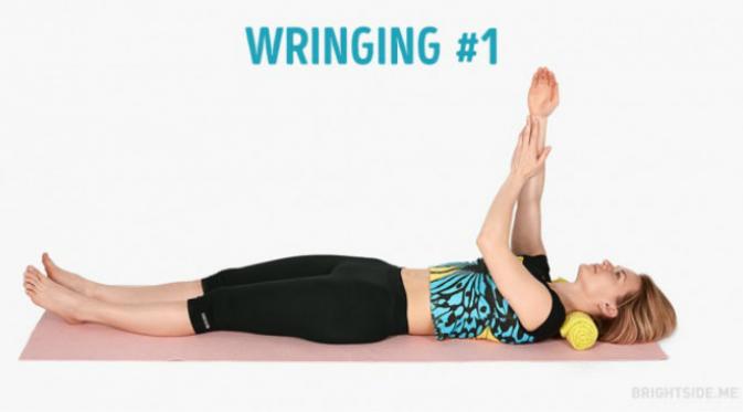 Lakukan 6 gerakan olahraga ini tanpa harus turun dari ranjang untuk tubuh langsing.Sumber: Brightside.me.