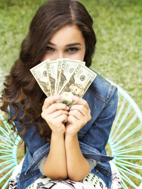 Manusia butuh uang dalam hidupnya. Foto: via seventeen.com