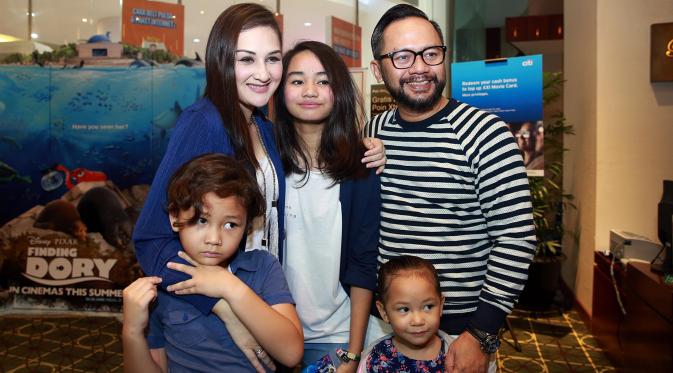 Mona Ratuliu dan Indra Brasco bersama tiga anaknya. (Deki Prayoga/bintang.com)